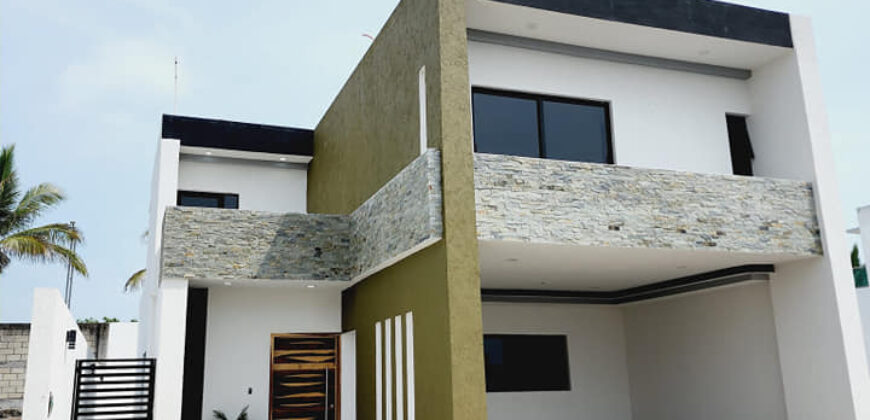 Casa con amplio Jardin en residencial Lomas Diamante