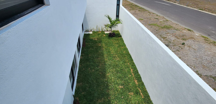 Casa con alberca y recamara en planta baja Lomas de la Rioja