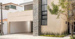 Casa Con Alberca y Recamara En Planta Baja Lomas Residencial