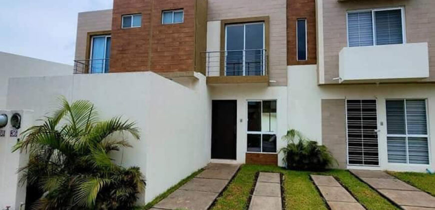 CASA CON RECAMARA EN PLANTA BAJA Y ALBERCA EN PUENTE MORENO