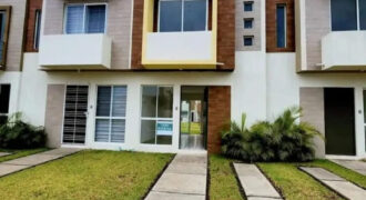 CASA EN VENTA CON ALBERCA EN PUENTE MORENO