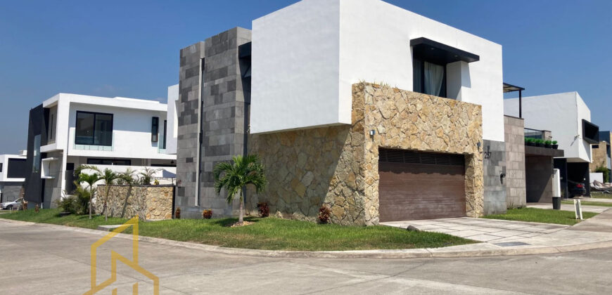 CASA EN VENTA CON ALBERCA EN ESQUINA FRENTE A AREA VERDE