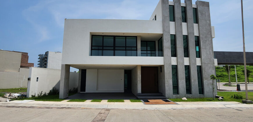 Casa Con Jardín Amplio ,Alberca y con RoofGarden con Vista Espectacular Al Mar 🌊