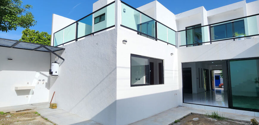 Casa con amplios espacios y recamara en planta baja, Casa En Esquina Boca Del Rio, Veracruz.