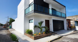 Casa con amplios espacios y recamara en planta baja, Casa En Esquina Boca Del Rio, Veracruz.