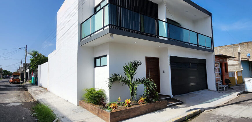 Casa con amplios espacios y recamara en planta baja, Casa En Esquina Boca Del Rio, Veracruz.