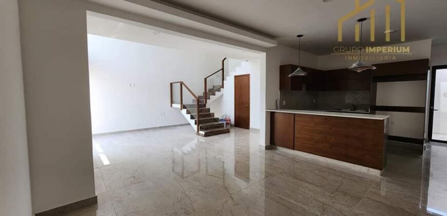 Casa con Jardin en Venta, Lomas del Dorado