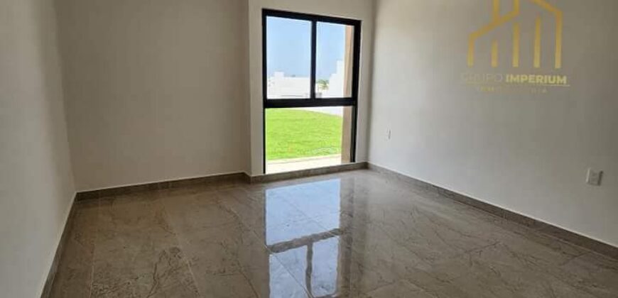 Casa con Jardin en Venta, Lomas del Dorado