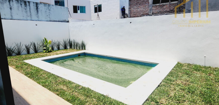 Casa en VENTA con 4 recamaras, una en planta baja, alberca y jardin