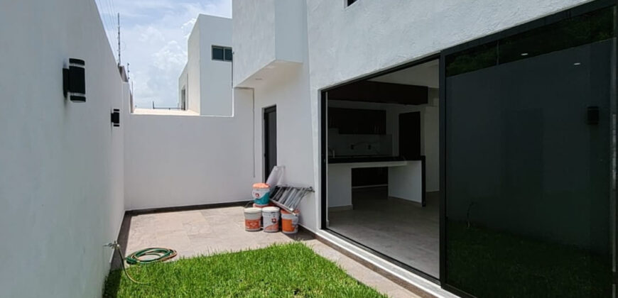 Casa con Recámara en Planta Baja. Fracc Lomas del Dorado.