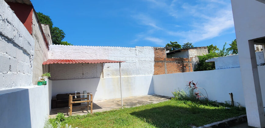 Casa con amplios espacios y con jardín super amplio.